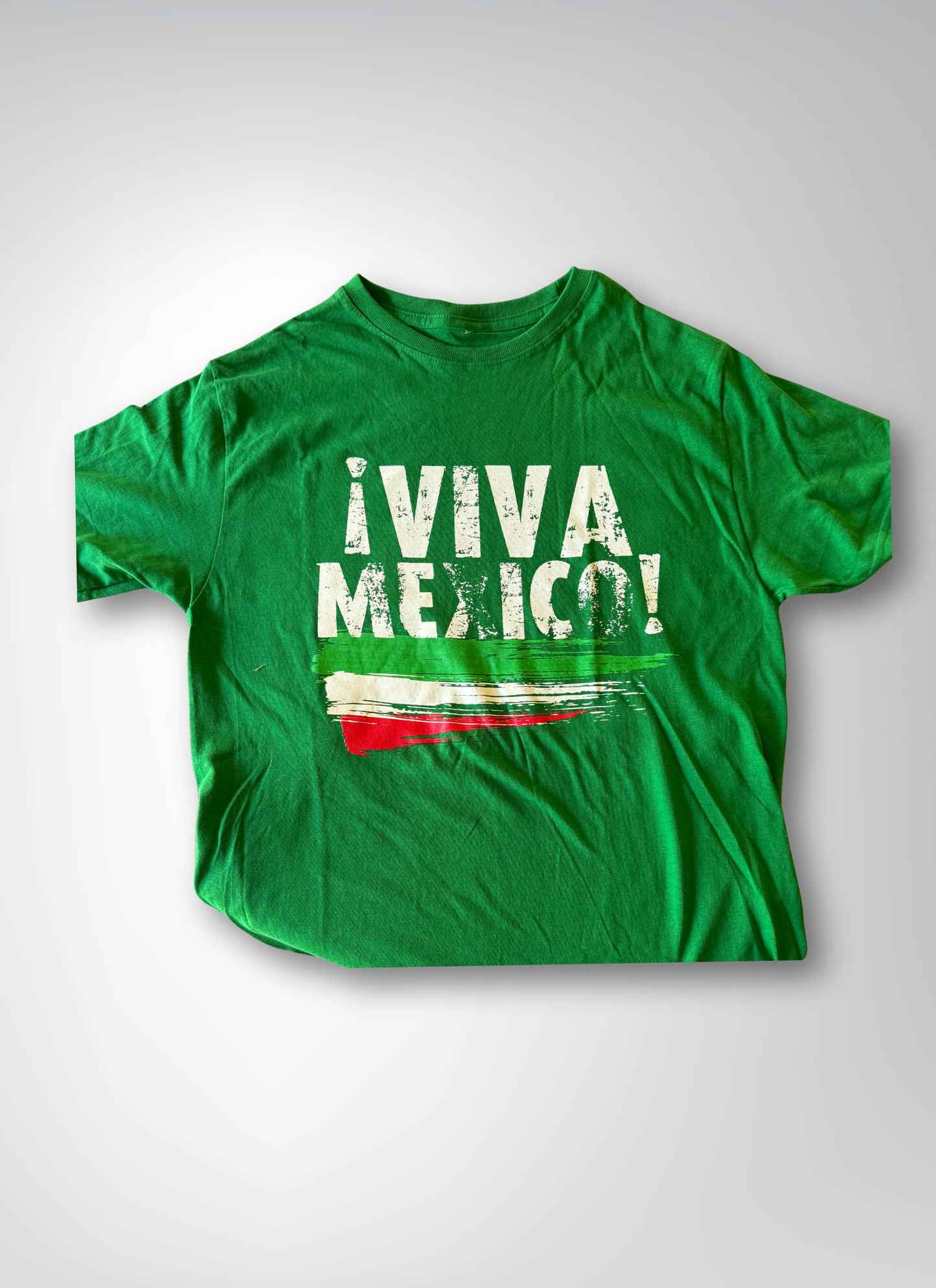 Green t-shirt with '¡Viva Mexico!' text on a gray background