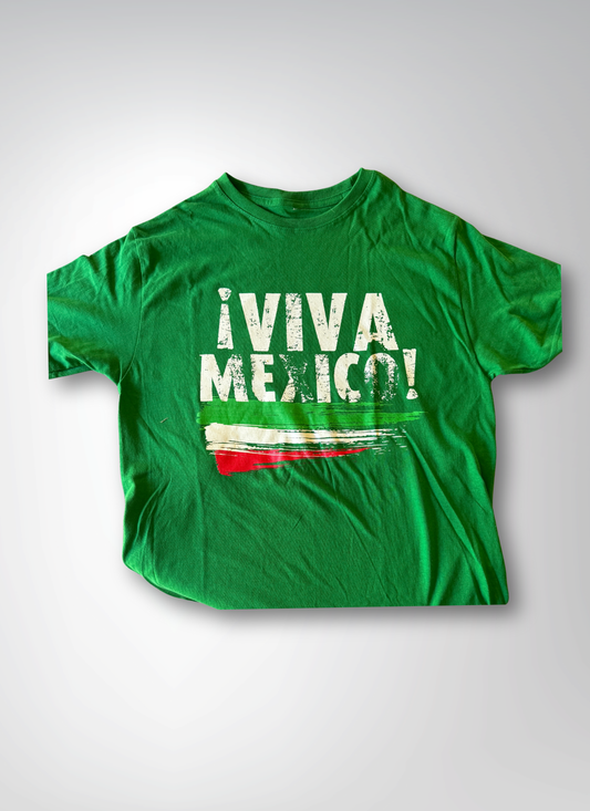 Green t-shirt with '¡Viva Mexico!' text on a gray background
